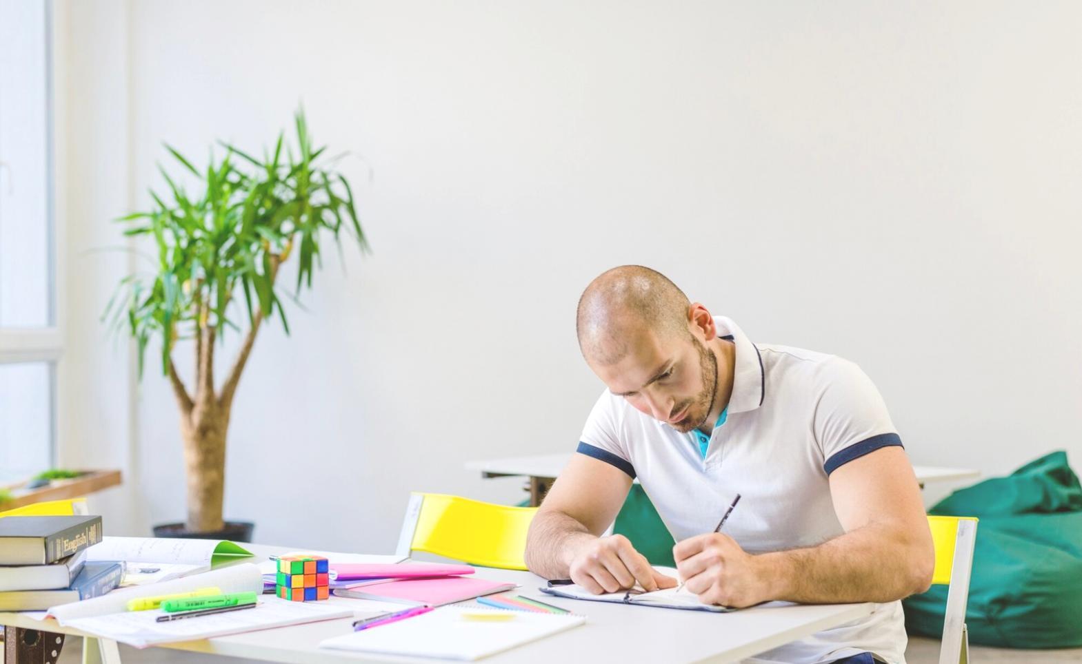 Professionnels analysant des données financières pour la budgétisation d'investissements