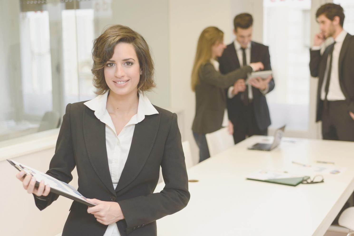 Espace de travail collaboratif moderne avec équipe analysant des données financières et projets d'investissement