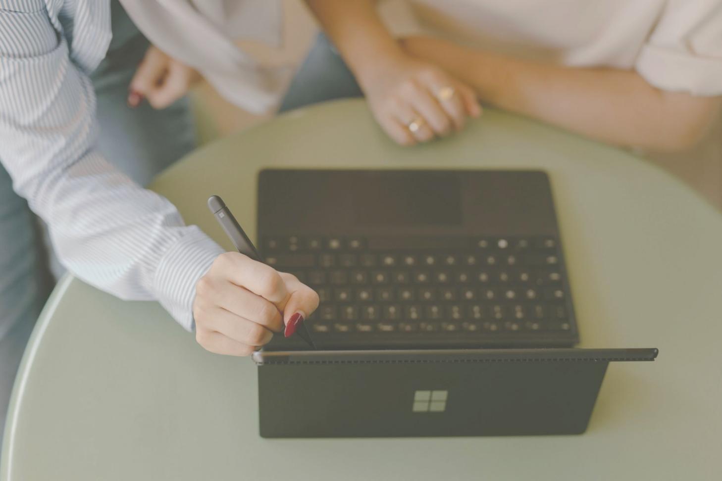 Équipe d'analystes financiers travaillant sur des projets d'investissement